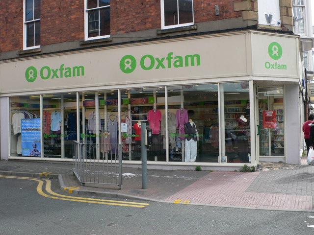 Images Wikimedia Commons/5 Eirian Evans Oxfam_Shop,_Rhyl.jpg